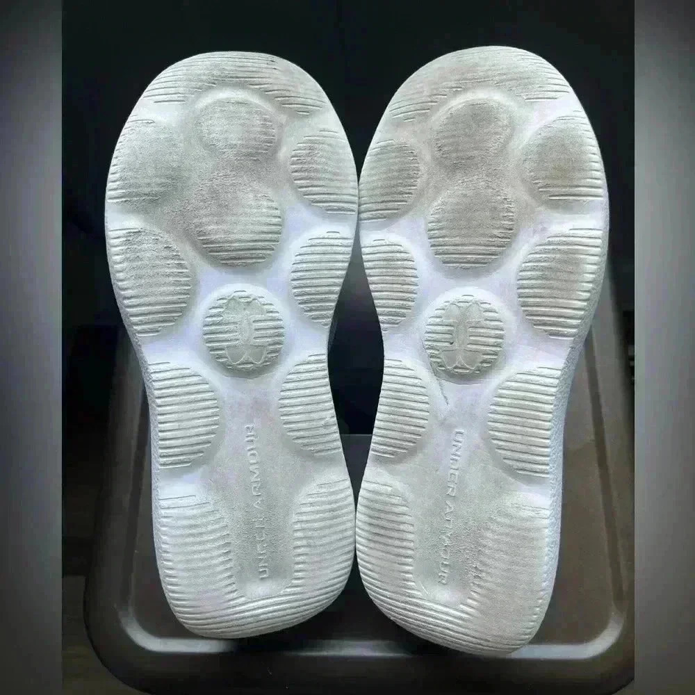 Under Armor running shoes - Picture 3 of 4